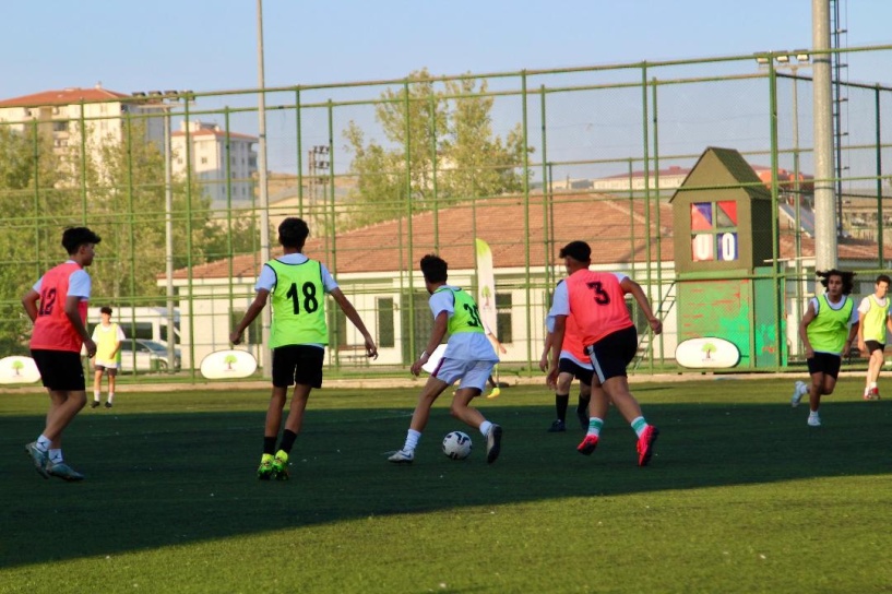 Genç yetenekler, geleceğin yıldız futbolcusu olmak için ter döktü