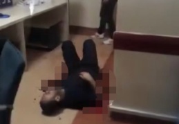 Sağlık teknikeri, husumetlisi tarafından bıçaklandı, durumu ağır