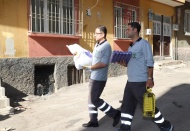 Kapı kapı yardım dağıtılıyor