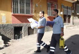 Kapı kapı yardım dağıtılıyor