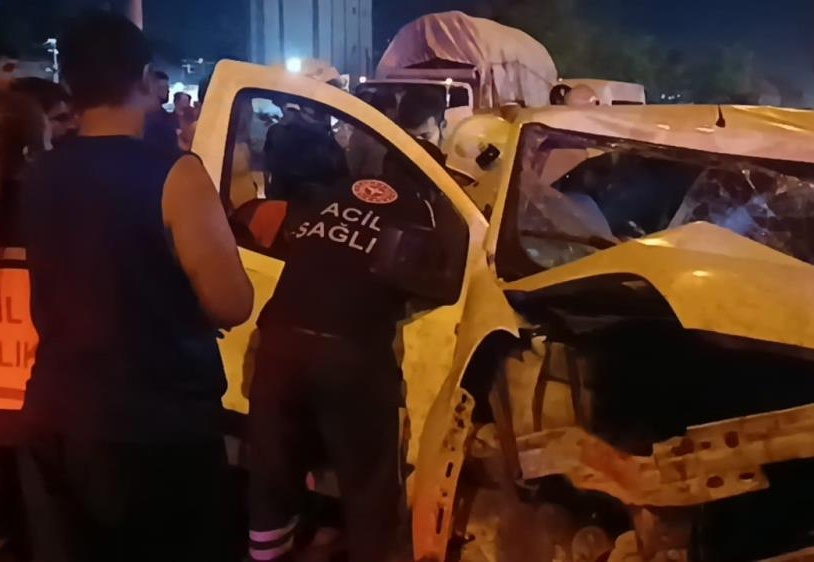 İşçi servisi araca çarptı, iki yaralı