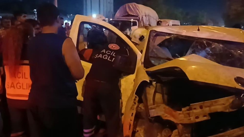 İşçi servisi araca çarptı, iki yaralı