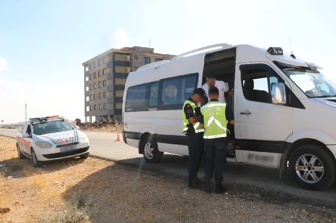 Jandarmadan okul servis araçlarına şok denetim