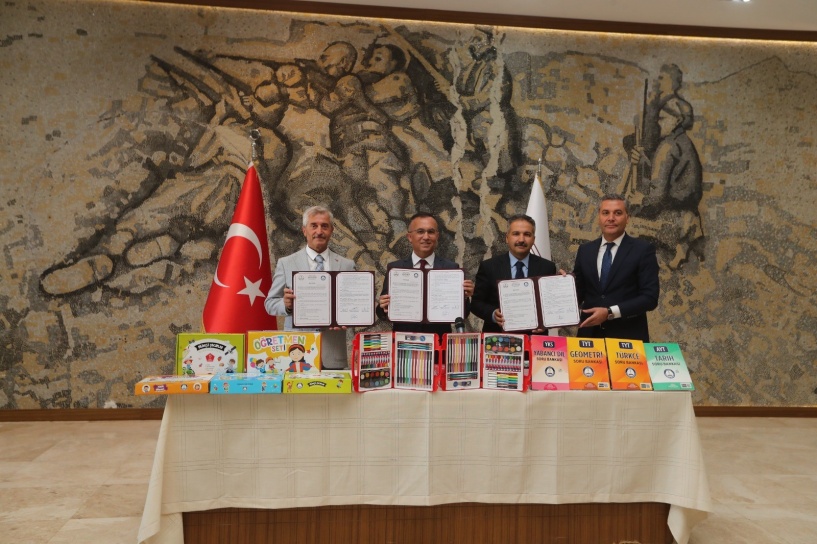 YKS ve LGS’ye hazırlanan öğrencilere kaynak kitap desteği verilecek