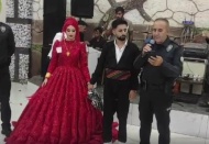 Düğünlere gidip, “maganda” uyarısı yapıyorlar