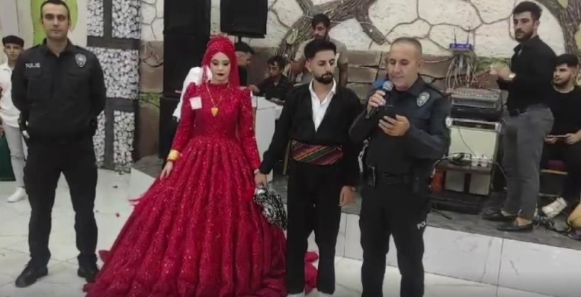 Düğünlere gidip, “maganda” uyarısı yapıyorlar