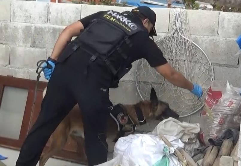 200 Polisle 22 adrese uyuşturucu baskını