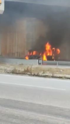 Servis aracı yandı