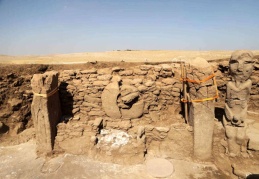 12 bin yıllık Göbeklitepe’de boyalı heykel bulundu