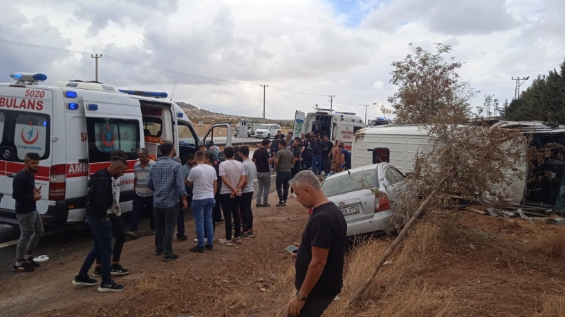 Osmaniye-Gaziantep karayolunda hatalı sollama yapan otomobil, servis aracına çarptı