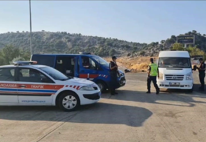 26 araç trafikten men edildi, 4 aranan şahıs yakalandı