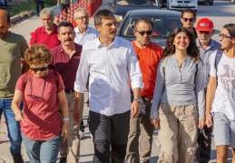 Erkan Baş, eğitimciler ve öğrenim göremeyen çocuklar için yürüyor