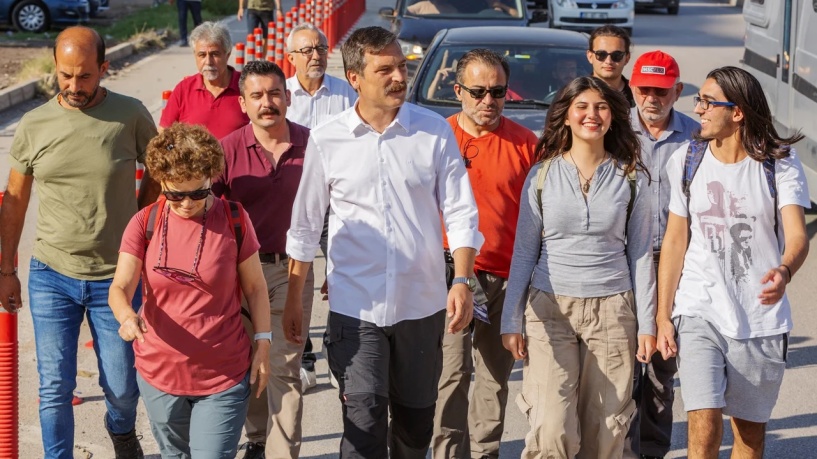 Erkan Baş, eğitimciler ve öğrenim göremeyen çocuklar için yürüyor