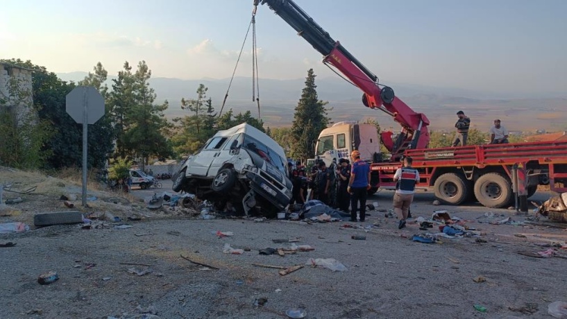 2 si çocuk 6 kişi yaşamını yitirdi, 16 yaralı var