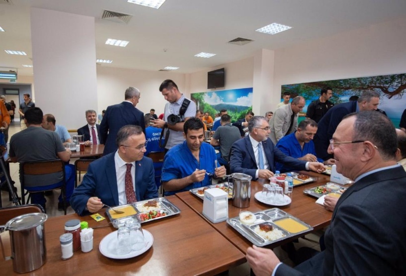 Bakan Işıkhan, Gülsan Holding işçileriyle yemek yedi
