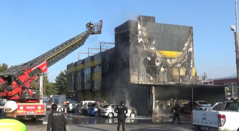 5 araç küle döndü, kundaklama şüphesiyle bir kişi gözaltında