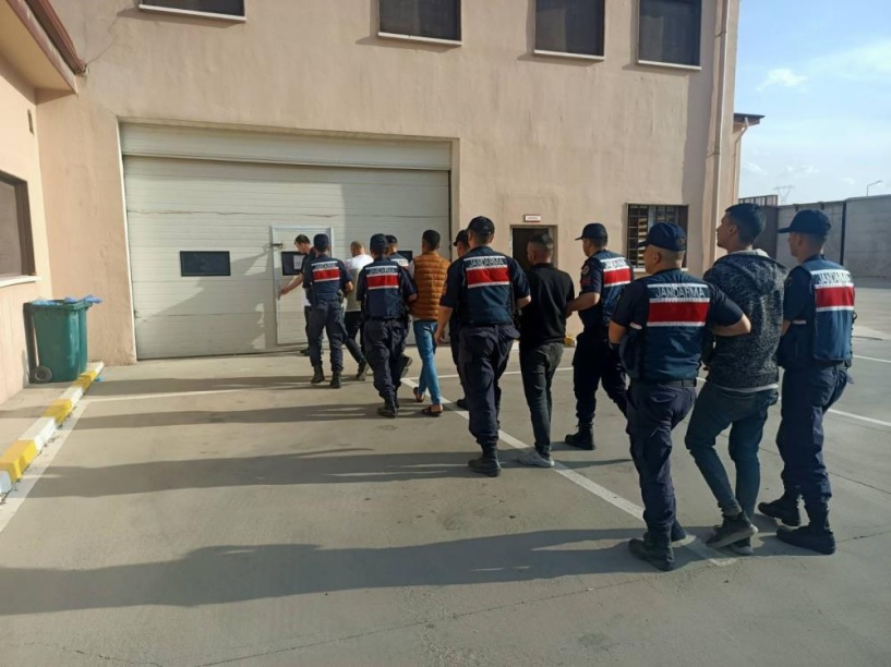 Göçmen organizatörü 4 kişi yakalandı