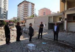 Az hasarlı bina komşuların itirazı nedeniyle yıkılıyor