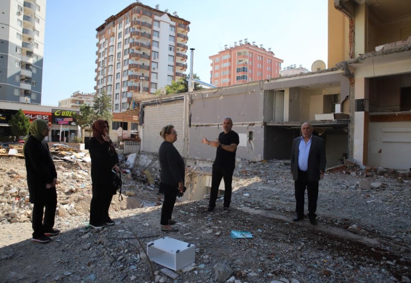 Az hasarlı bina komşuların itirazı nedeniyle yıkılıyor