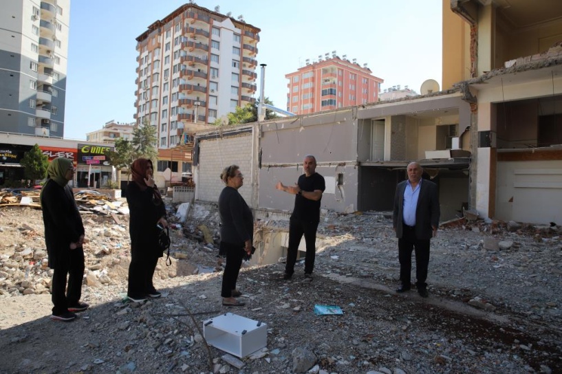 Az hasarlı bina komşuların itirazı nedeniyle yıkılıyor