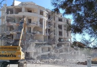 Dinamitle yıkılamayan ağır hasarlı bina kepçeyle yıkılıyor