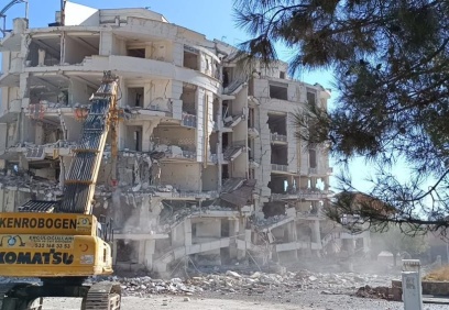 Dinamitle yıkılamayan ağır hasarlı bina kepçeyle yıkılıyor