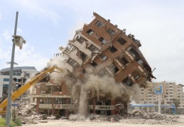 Deprem bölgesinde yıkılmayı bekleyen binalar ve asbest büyük tehlike oluşturuyor