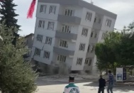 Kepçe operatörü canını zor kurtardı