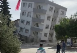 Kepçe operatörü canını zor kurtardı