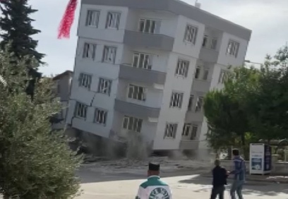 Kepçe operatörü canını zor kurtardı