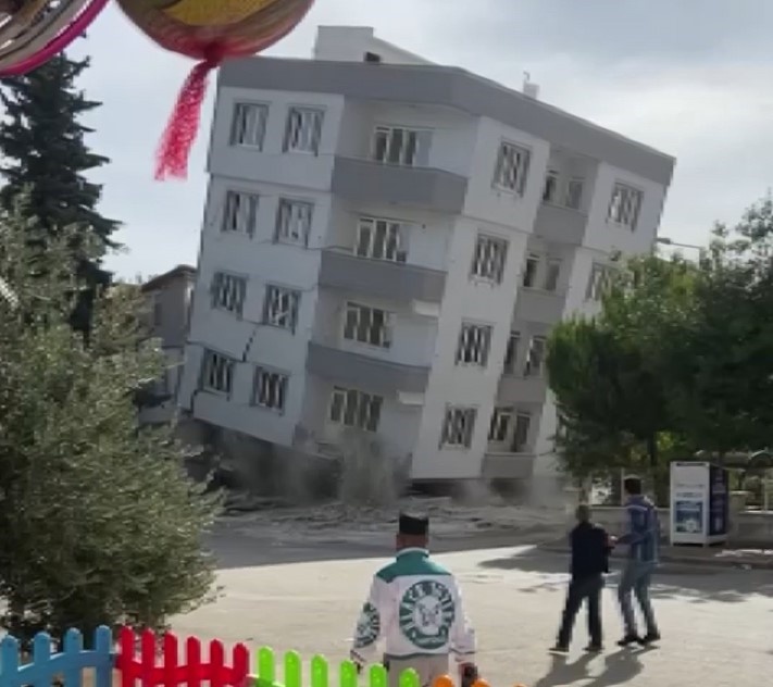 Kepçe operatörü canını zor kurtardı
