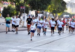 480 sporcunun yarıştığı koşuya kayıt yaptırmayan yüzlerce vatandaş da katıldı