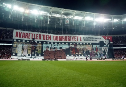 Beşiktaş taraftarlarından 100. yılına özel koreografi