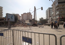 İki katlı bina yıkım sırasında çöktü