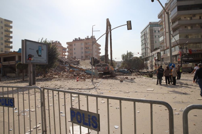 İki katlı bina yıkım sırasında çöktü