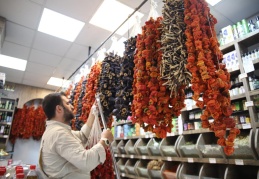 Kurutma işleminden geçirilen biber, patlıcan ve kabaklar tezgahlarda yerini aldı