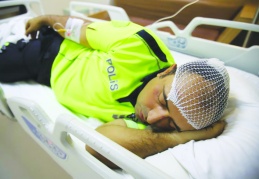 Dur ihtarına uymadı, trafik polisine çarpıp kaçtı