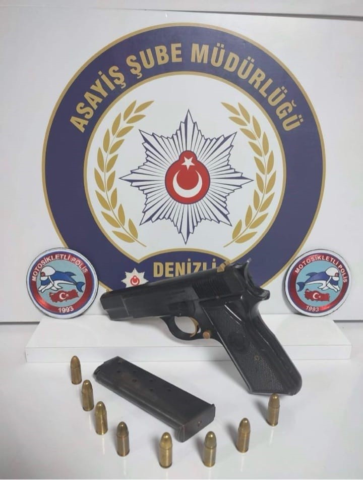 Memleket cephanelik gibi: 66 ilde, 526 ruhsatsız tabanca, 35 kurusıkı tabanca, 10 uzun namlulu tüfek, 58 ruhsatsız av tüfeği ele geçirildi