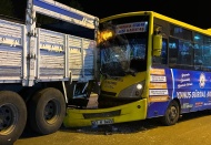 Halk otobüsü park halindeki kamyona çarptı