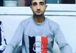 Motosikletli genç, park halindeki kamyona çarptı