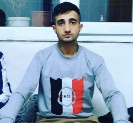Motosikletli genç, park halindeki kamyona çarptı