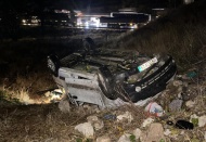 Şarampole yuvarlanan otomobilde 3 ü ağır 5 kişi yaralandı