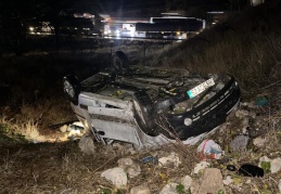 Şarampole yuvarlanan otomobilde 3 ü ağır 5 kişi yaralandı