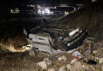 Şarampole yuvarlanan otomobilde 3 ü ağır 5 kişi yaralandı