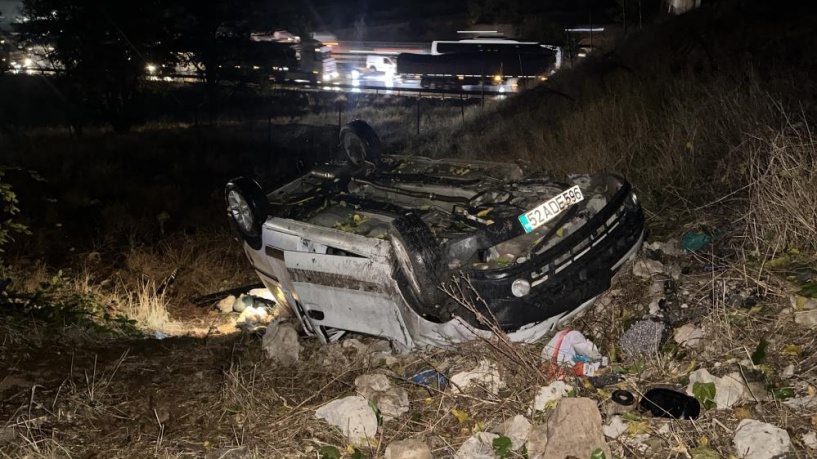 Şarampole yuvarlanan otomobilde 3 ü ağır 5 kişi yaralandı