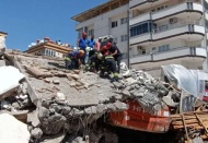 7 Katlı bina yıkım anında çöktü