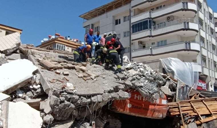 7 Katlı bina yıkım anında çöktü