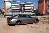 Park halindeki 3 aracın lastikleri jantlarıyla beraber çalındı