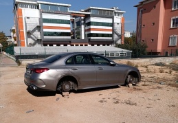 Park halindeki 3 aracın lastikleri jantlarıyla beraber çalındı