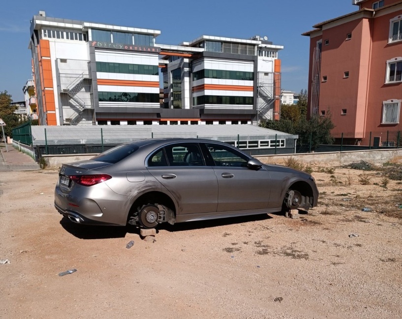 Park halindeki 3 aracın lastikleri jantlarıyla beraber çalındı